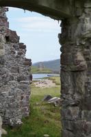 Ardvreck Castle, gesehen durch das Calda House 
