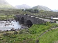 Brücke von Sligachan, Skye, mit Blick zu den Cuillin-Bergen