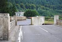 Drehbrücke über einen Fluss entlang des Caledonia Kanals