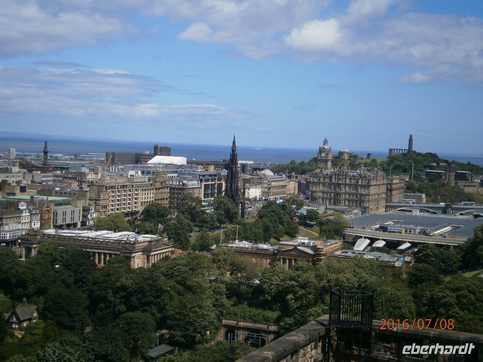 Edinburgh - Blick über Nationalgalerie - Scotts Monument und Carlton Hill