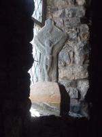 Fensterkruzifix in der Kirche von Roghadal
