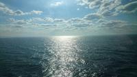 Sonne, Wolken, Himmel, Meer nach dem Ablegen in Newcastle