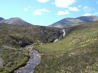 Wasserfall von Loch Ainot auf Skye
