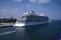 Kreuzfahrtschiff in Warnemünde