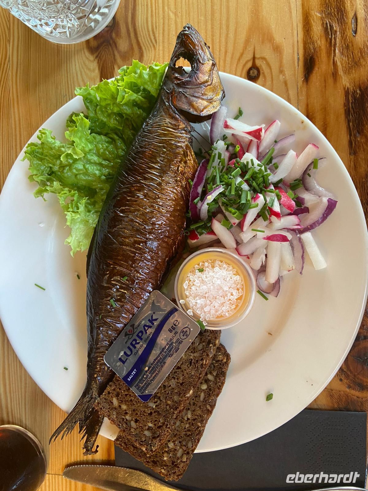 Sonnenaufgang über Gudhjem - Geräucherter Bückling mit Eigelb auf Brot