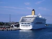 Kreuzfahrtschiff in Warnemünde