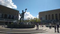 Neptunbrunnen in Göteborg mit dem Kunstmuseum im Hintergrund