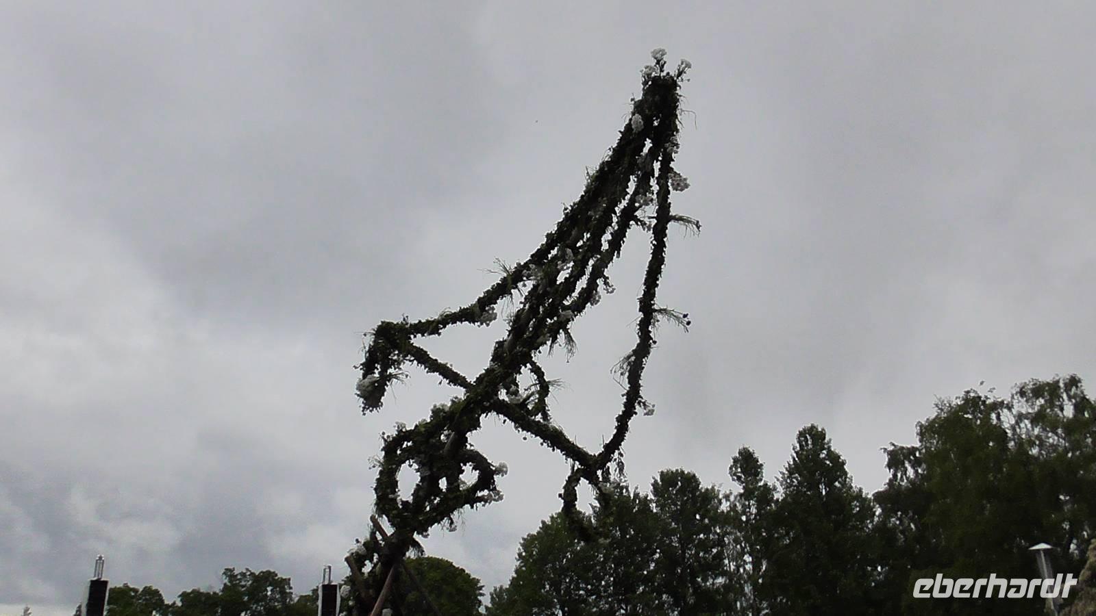Mittsommerfeier im Skansen - Aufstellen der Mittsommerstange