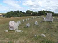 Schiffssetzung auf dem Gräberfeld von Gettling