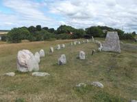 Schiffssetzung auf dem Gräberfeld von Gettling
