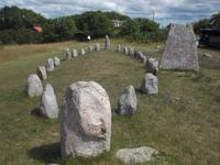 Schiffssetzung auf dem Gräberfeld von Gettling