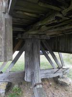 hölzerner Drehkranz einer Pfostenmühle