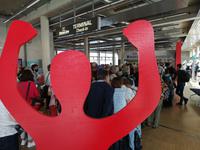 1050  Die Passagiere im Terminal beim Check-In