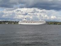 Kreuzfahrtschiffe vor Fjäderholmarna