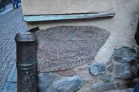 Ein Runenstein in einer Hauswand in Gamla Stan, der Eckstein ist ein Kanonenrohr