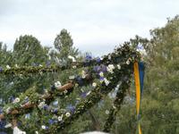 Midsommarafton Stockholm-Maibaum wird aufgerichtet