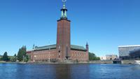 Stockholm (Fahrt auf dem Mälarensee zum Schloss Drottningholm - Blick zum Stadthaus/Rathaus)