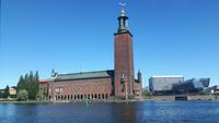 Stockholm (Fahrt auf dem Mälarensee zum Schloss Drottningholm - Blick zum Stadthaus/Rathaus)