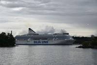 054 Stockholm, Insel Fjäderholmarna, Vorbeifahrt der Silja Line nach Helsinki