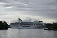 055 Stockholm, Insel Fjäderholmarna, Vorbeifahrt der Silja Line nach Helsinki