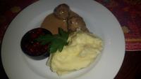 Köttbullar mit Preiselbeeren und Kartoffelbrei