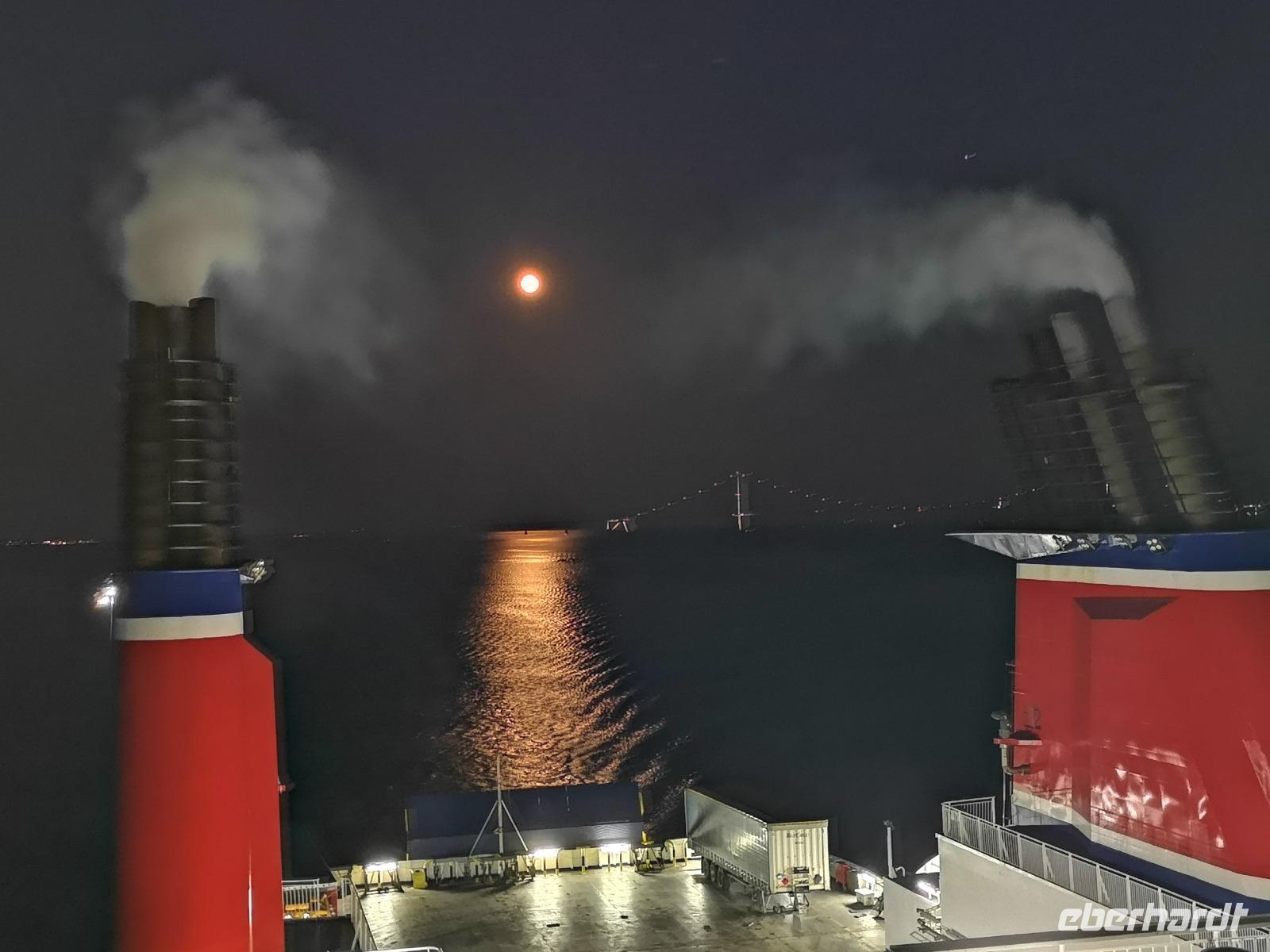 1080 Die Gesamtleistung von rund 26.000 kW der vier Motoren bringt das Schiff auf eine Geschwindigkeit von rund 22 Knoten. 