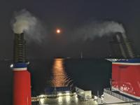 1080 Die Gesamtleistung von rund 26.000 kW der vier Motoren bringt das Schiff auf eine Geschwindigkeit von rund 22 Knoten. 