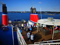 1110 Etliche Passagiere genießen die Überfahrt bis zum letzten Moment