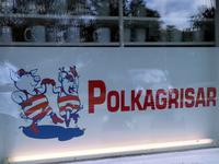 1208 Tanzende Schweine werben für die Süßwaren aus Gränna 