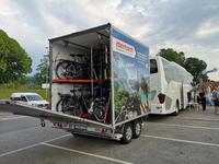 1298 Die „Velos“ sind verladen, und die Teilnehmer von Fahrer Thomas mit Getränken bestens versorgt