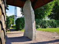 1328 Er hat eine Höhe von fast 4 Metern und trägt eine Runeninschrift in Altnordischer Sprache