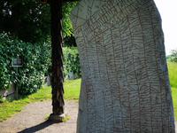 1336 Die Runeninschrift ist mit rund 750 Zeichen die längste bekannte. Der Text bleibt trotz gelungener Übersetzung   mystisch und rätselhaft