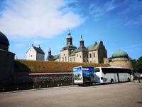 1440 Der Bus parkt direkt am imposanten Wasserschloß (Vadstena slott)