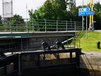 1526 Diese handbetriebenen Schleusen werden von sogenannten Volunteers bedient