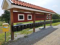 1702 Aufgereihte Briefkästen in der dünn besiedelten Region erleichtern dem Postboten die Arbeit 