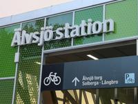 1766 In Hotelnähe die Station der „rosa Linie“, der „Pendeltâg“, „Älvsjö“