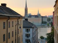 1772 Oberhalb der steilen Straßen und Gassen des Stadtbezirkes Södermalm blickt man hinüber zur Riddarholmskyrkan 