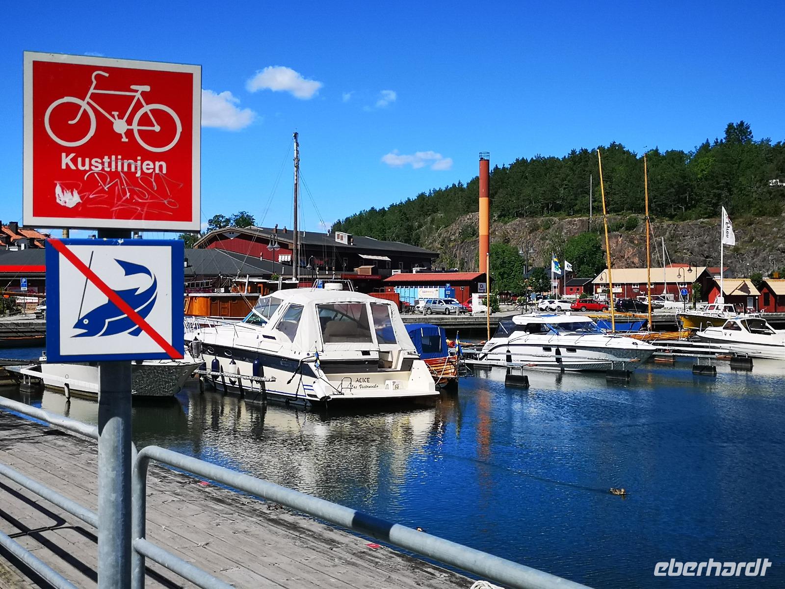 2216 Mit den Rädern vorbei am Yachthafen des beschaulichen Ortes Valdemarsvik