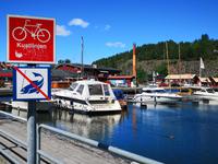 2216 Mit den Rädern vorbei am Yachthafen des beschaulichen Ortes Valdemarsvik