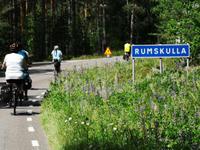 2422 Einfahrt in den Ort Rumskulla