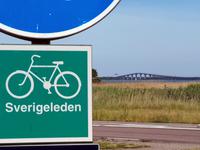 2610 Auch hier gut ausgeschilderte Radwege. Die Ölandbrücke im Hintergrund