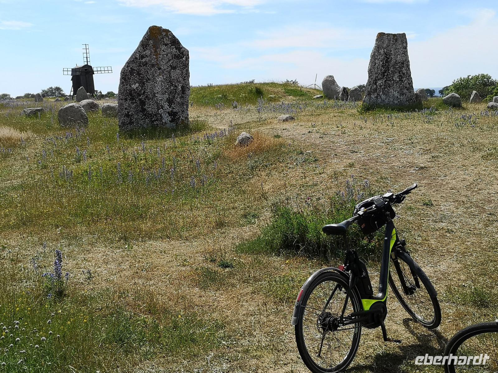 2700 Besonders markant sind die großen Kalksteinplatten, die vermutlich auf die Bedeutung des Platzes hinweisen sollten