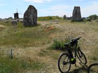 2700 Besonders markant sind die großen Kalksteinplatten, die vermutlich auf die Bedeutung des Platzes hinweisen sollten