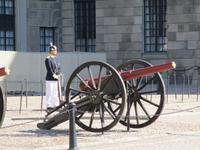 Wache vor dem Schloß in Stockholm
