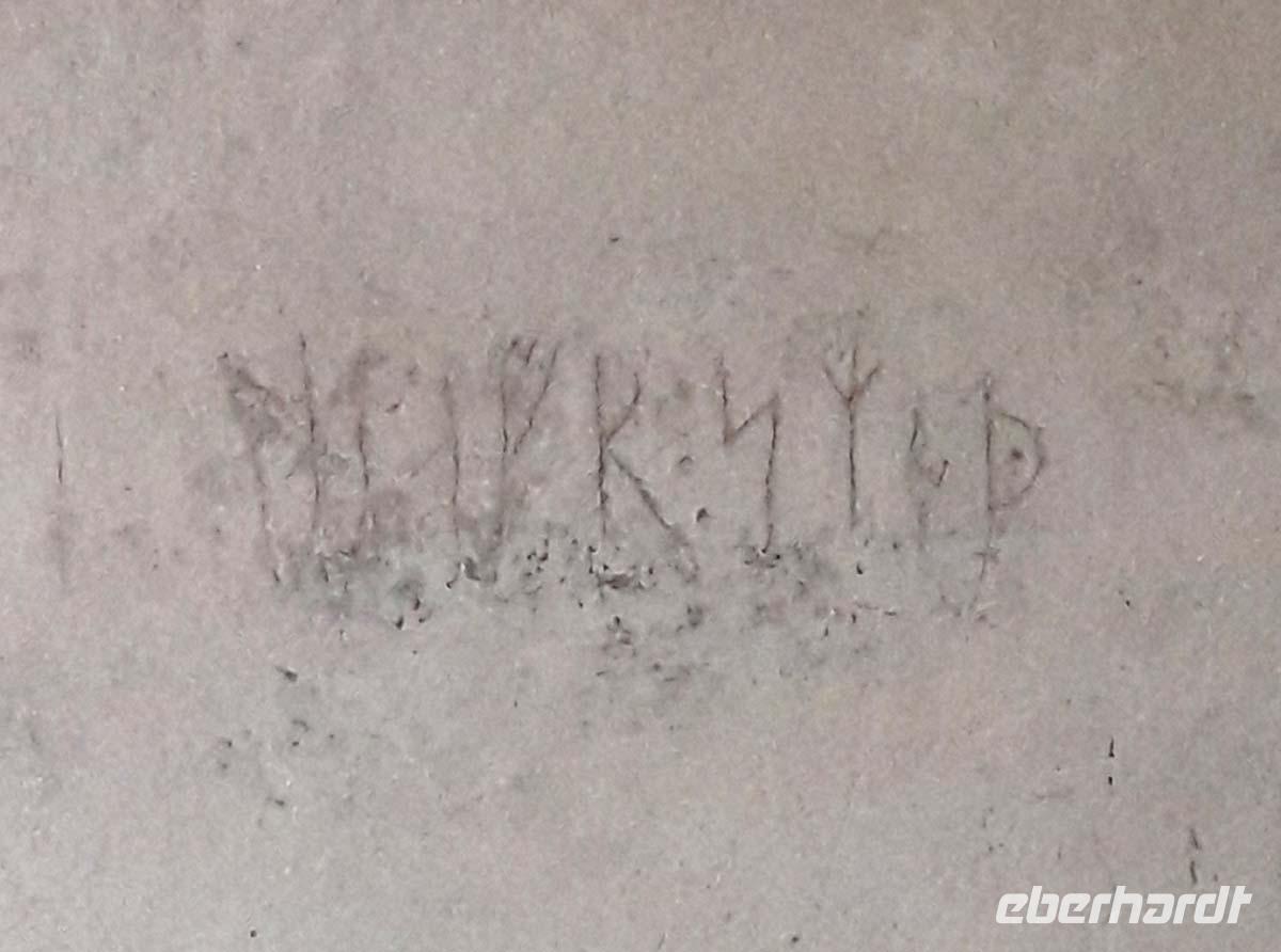 Runeninschrift in der Kirche von Gärdslösa. (Anf. 12. Jh.) Ubersetzung: Jon hat es gemacht/geschmiedet