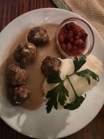 Kulinarische Stadtführung mit Jessica - Verkostung von Köttbullar mit Kartoffelbrei und Preiselbeeren...