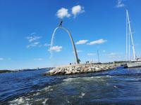 Fahrt zur Insel Fjäderholmarna - Nacka Strand (Statue von Gott Vater auf einem Regenbogen)