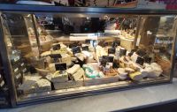 Käsetheke in der Saluhall Östermalms, Stockholm 