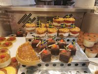 Theke mit Desserts in der Saluhall, Stockholm