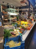 Gemüse fein drapiert in der Saluhall, Stockholm